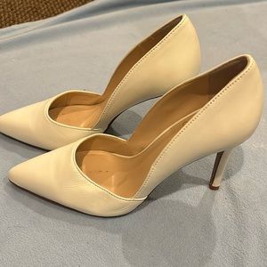 Creme colored leather pumps.